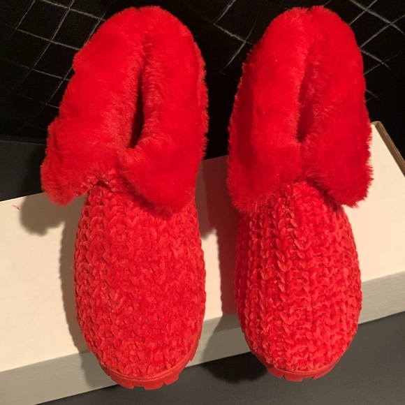 RED SOFT AND FUZZY SLIPPER BOOTIES 
(New Without Tags) - Picture 8 of 14